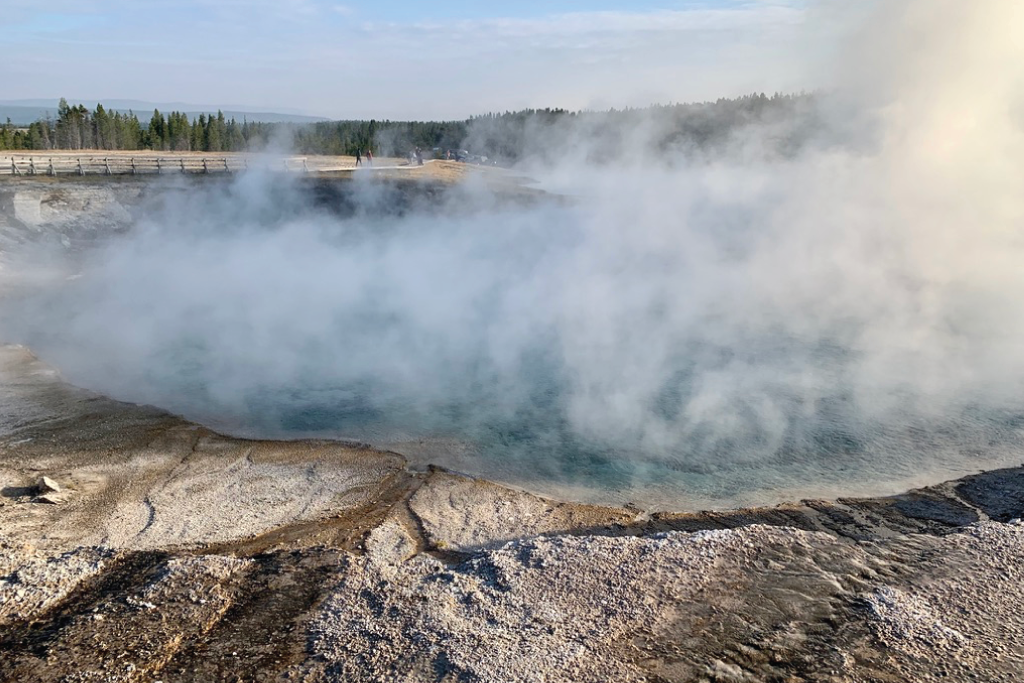 Old-Faithful-yellowstone-national-park