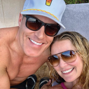 beach-couple-selfie